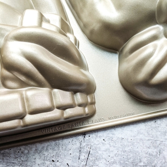 Nordic Ware Vintage Santa Claus Cake Pan 10 Cups Baking Mold 3D Christmas Bundt - Picture 4 of 4